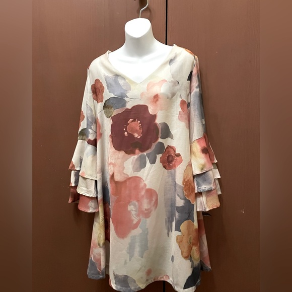Noracora XL midi length dress with fan out layered sleeves in a floral pattern - Picture 1 of 10